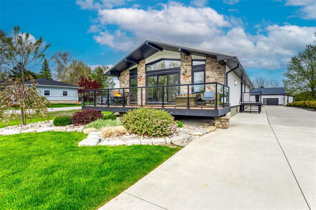 MLS# 26010656: 747 Broadway Street, Plympton-Wyoming, Canada