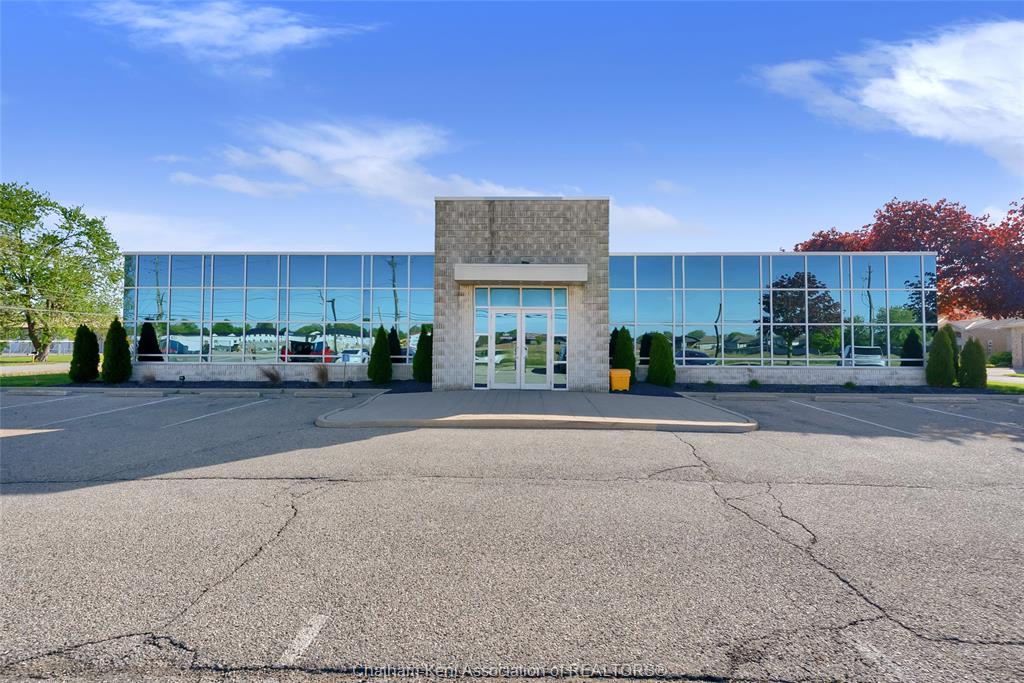 MLS# 26010848: 870 Park Avenue, Chatham, Canada