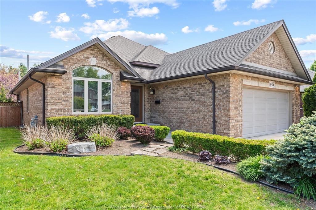 MLS# 26010866: 944 THOMPSON, Windsor, Canada