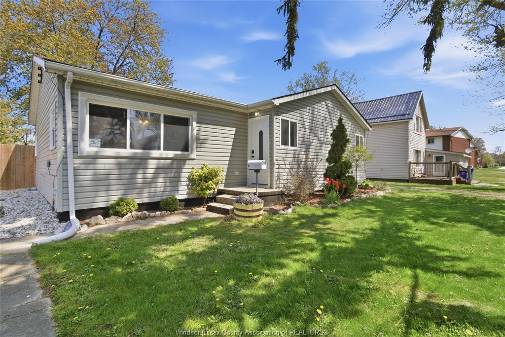 MLS# 26010772: 240 LAKEVIEW Avenue, Kingsville, Canada