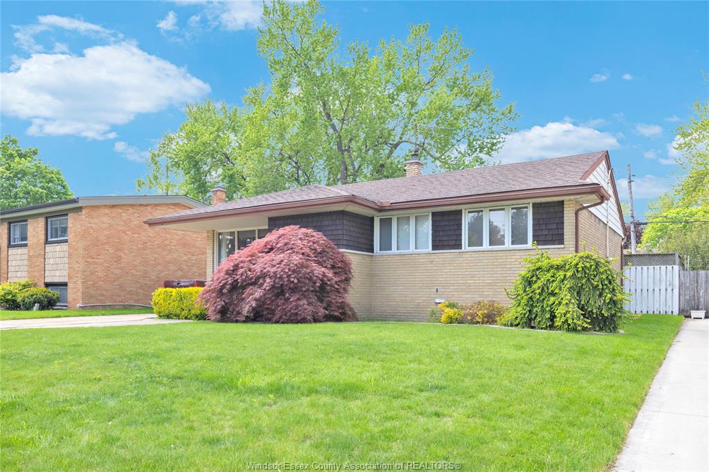 MLS# 26010832: 855 GREENDALE, Windsor, Canada