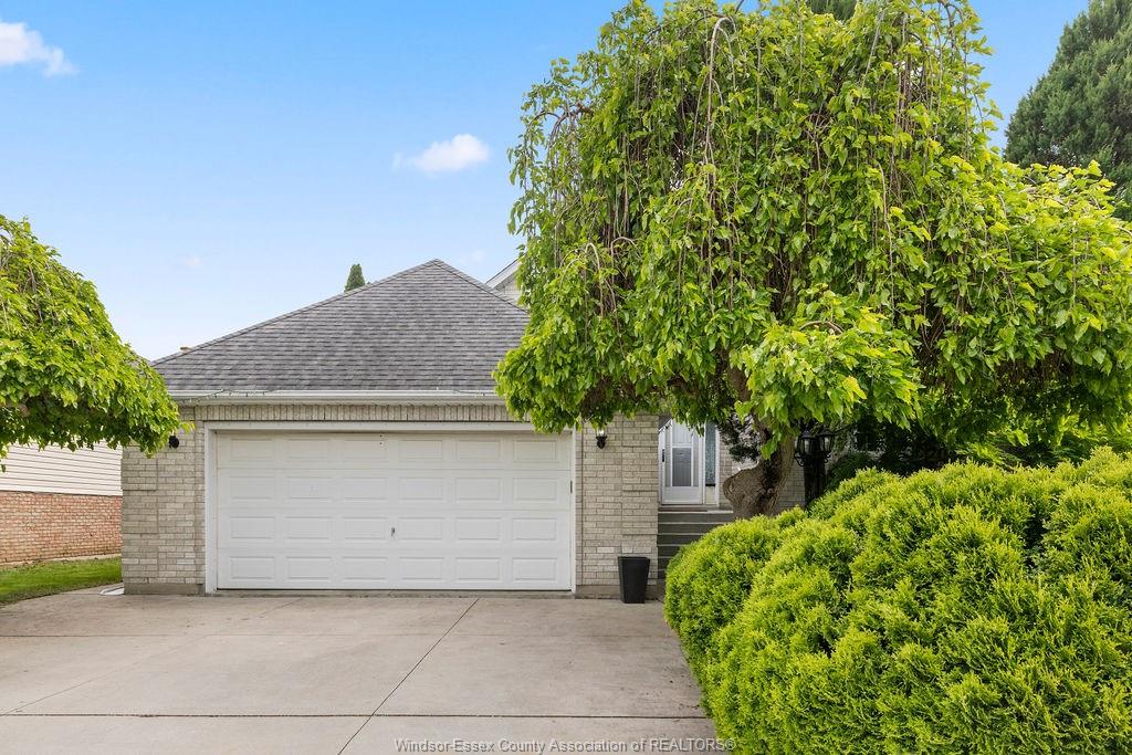 MLS# 26010945: 4577 HUNT CLUB Crescent, Windsor, Canada