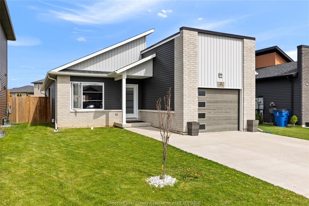MLS# 26010948: 171 MOONSTONE, Chatham, Canada