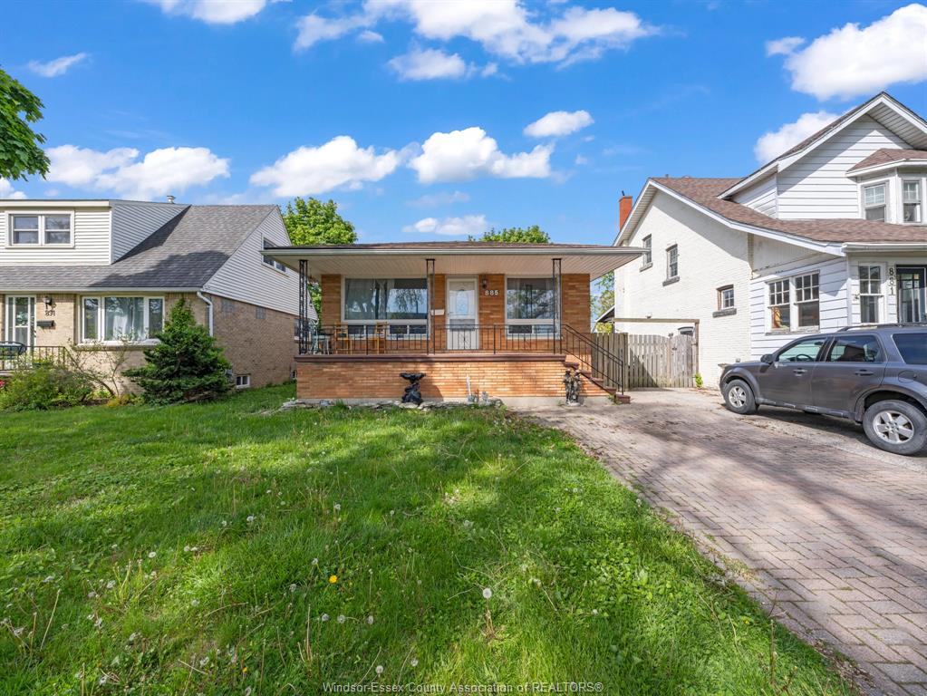 MLS# 26010981: 885 RAYMO, Windsor, Canada