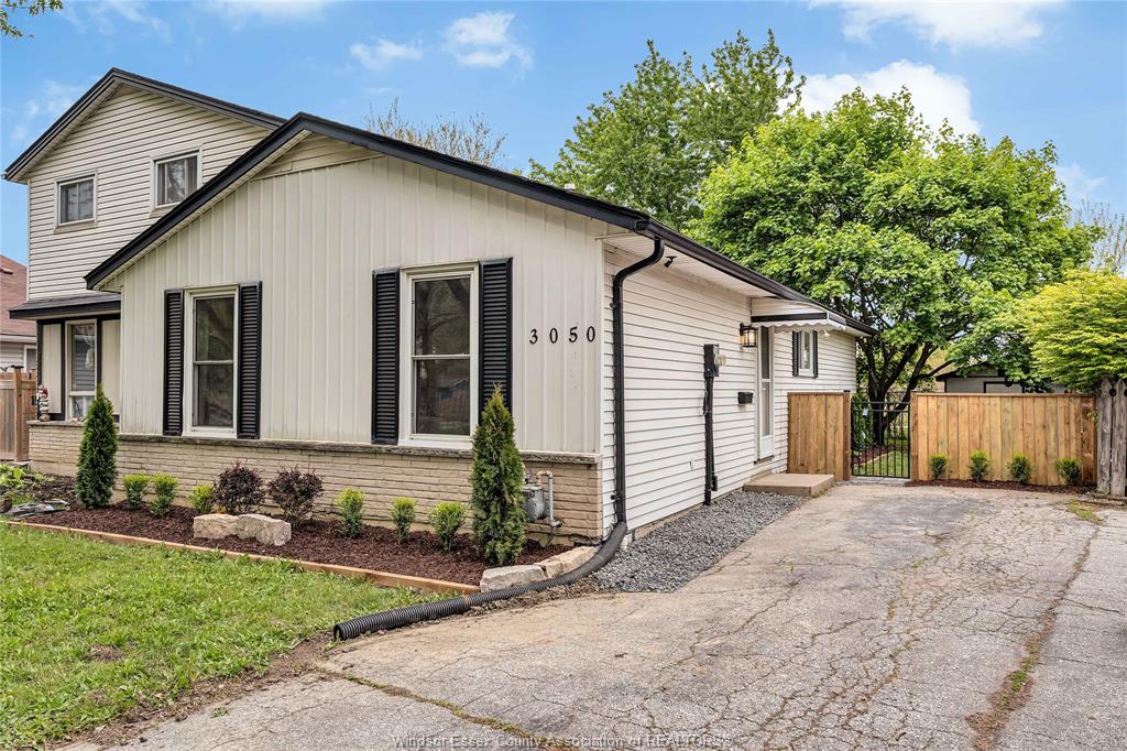 MLS# 26010987: 3050 ERINDALE Crescent, Windsor, Canada
