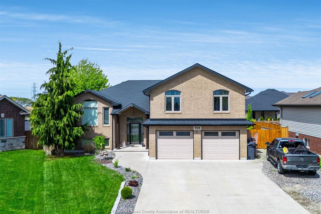MLS# 26010870: 924 Driftwood Crescent, Lakeshore, Canada