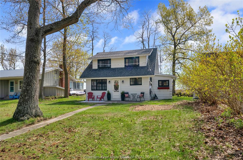 MLS# 26010884: 17498 Lakeshore Road, Rondeau Park, Canada