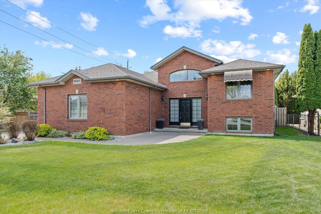 MLS# 26011226: 9597 MANITOU Crescent, Windsor, Canada