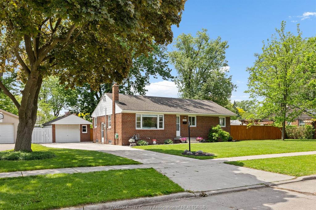 MLS# 26011602: 2725 RANDOLPH Avenue, Windsor, Canada
