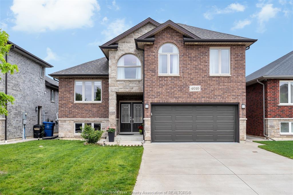 MLS# 26011888: 4010 COSENZA, Windsor, Canada