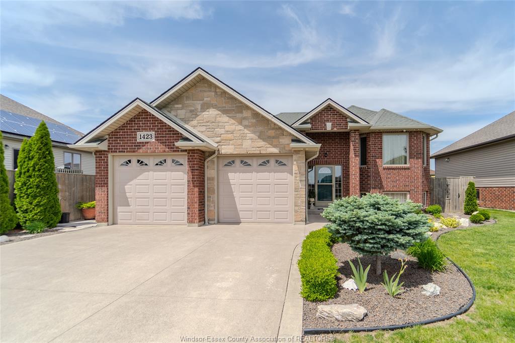 MLS# 26012347: 1423 OAKWOOD, Lakeshore, Canada