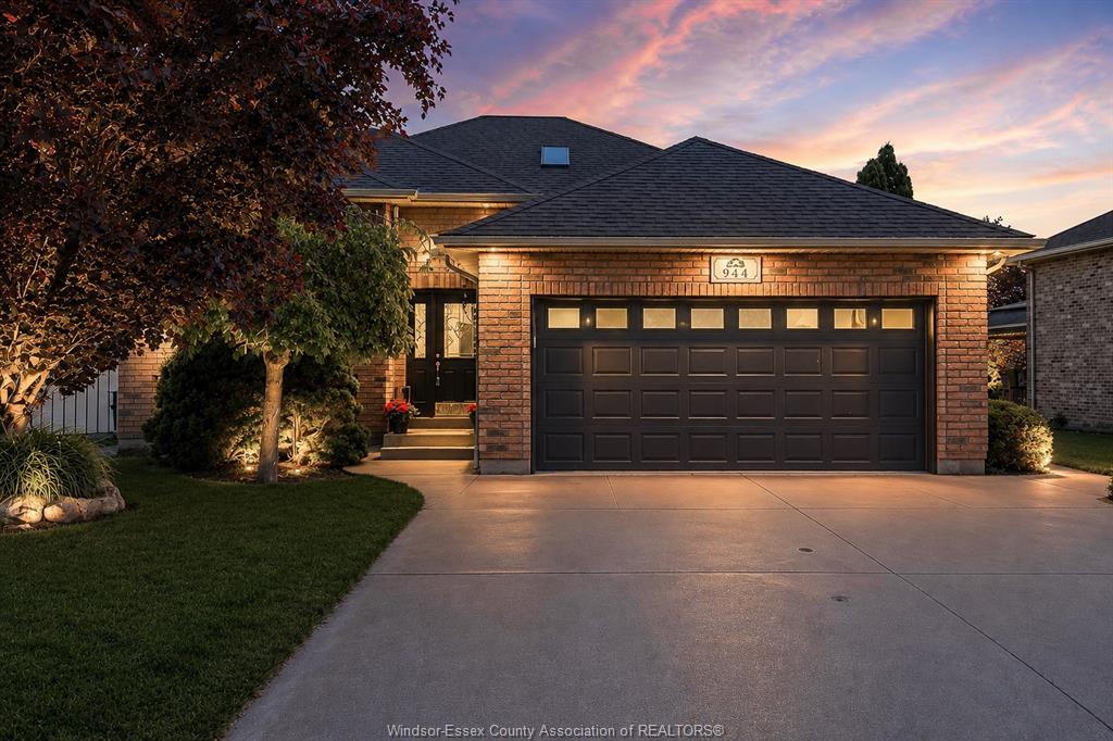 MLS# 26012461: 944 IMPERIAL Crescent, Windsor, Canada