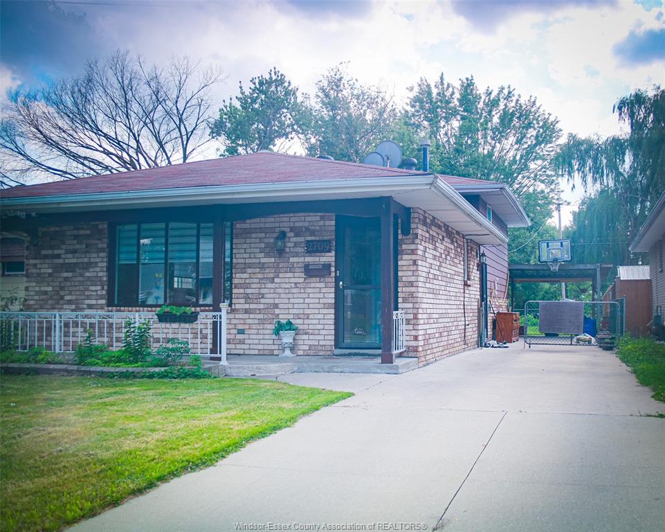 MLS# 26012520: 2709 CLEMENCEAU, Windsor, Canada