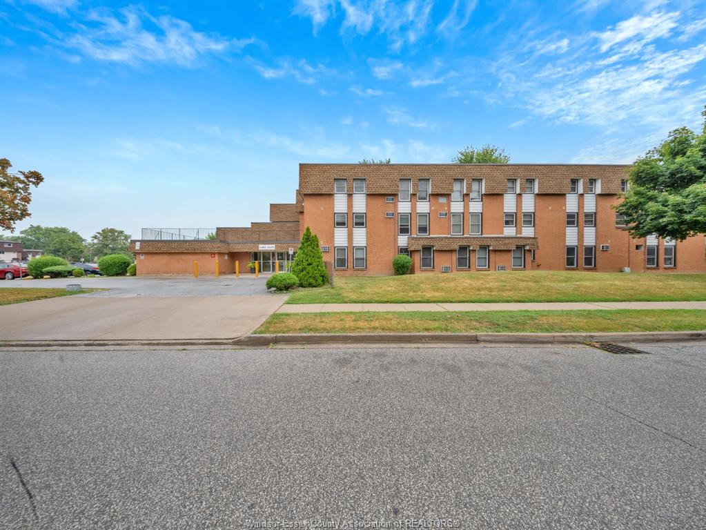 MLS# 26012536: 6211 THORNBERRY Crescent Unit# 250, Windsor, Canada