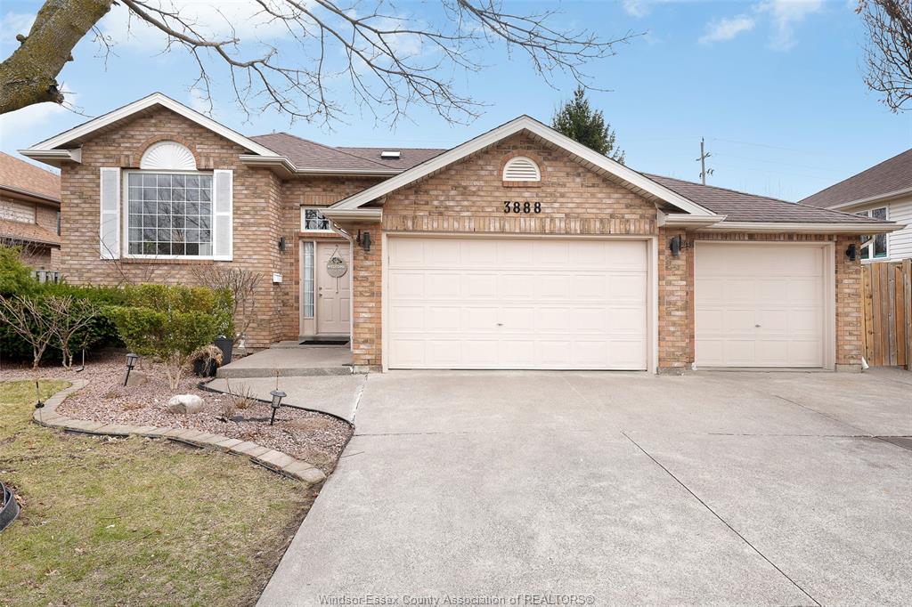 MLS# 26012738: 3888 ARISTOTLE Crescent, Windsor, Canada
