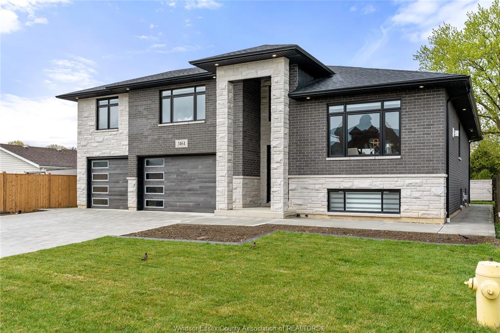 MLS# 26013014: 3161 MCROBBIE, Windsor, Canada