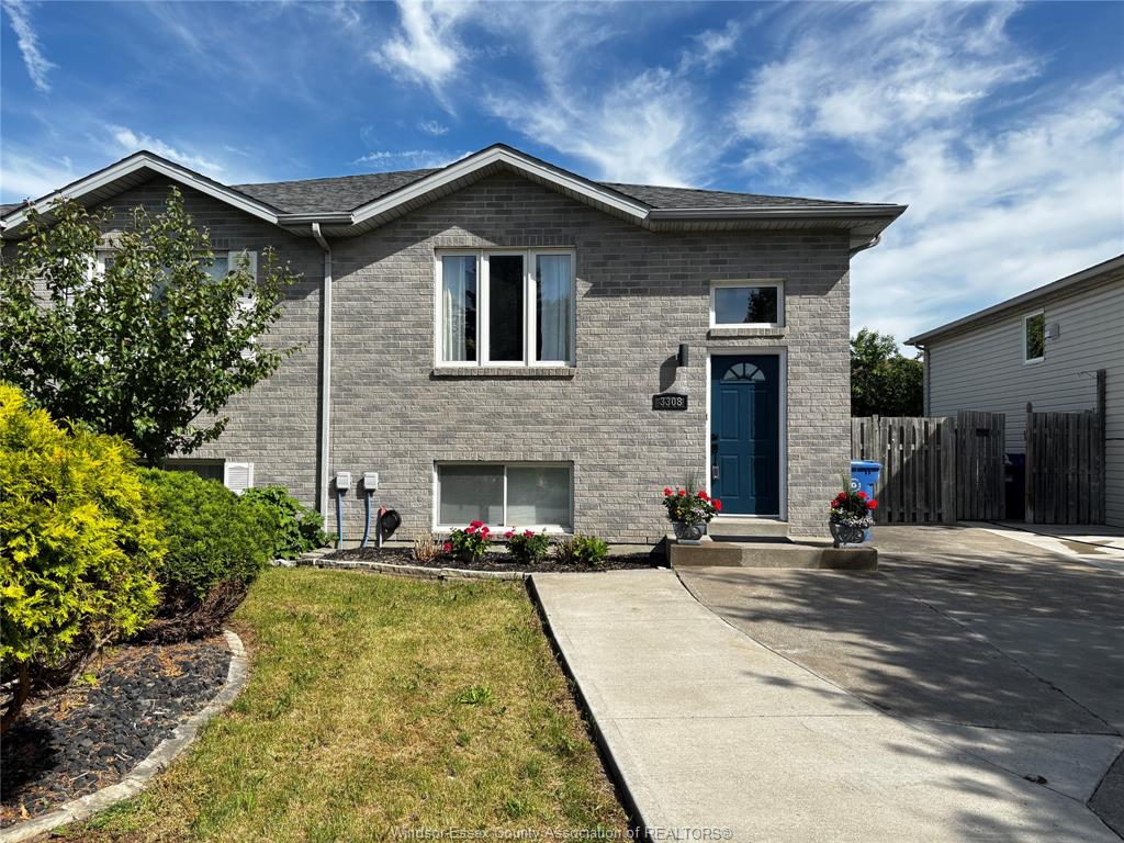 MLS# 26013424: 3308 CANDLEWOOD Crescent, Windsor, Canada
