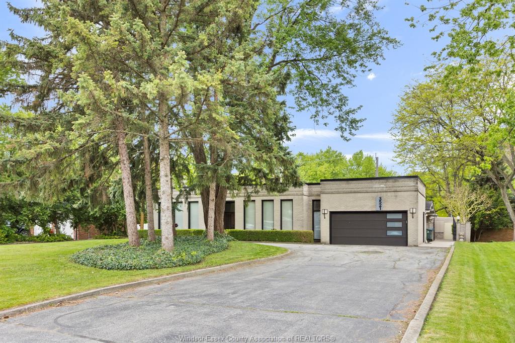 MLS# 26013396: 3521 OUELLETTE, Windsor, Canada