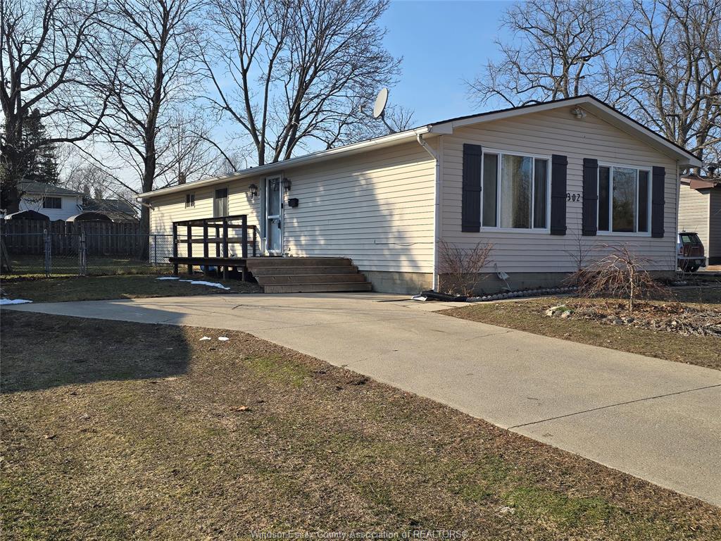 MLS# 26013541: 302 Summerset Avenue, Kingsville, Canada