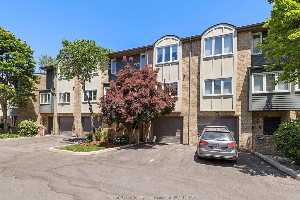 MLS# 26013550: 3943 RIVERSIDE Drive Unit# 17, Windsor, Canada