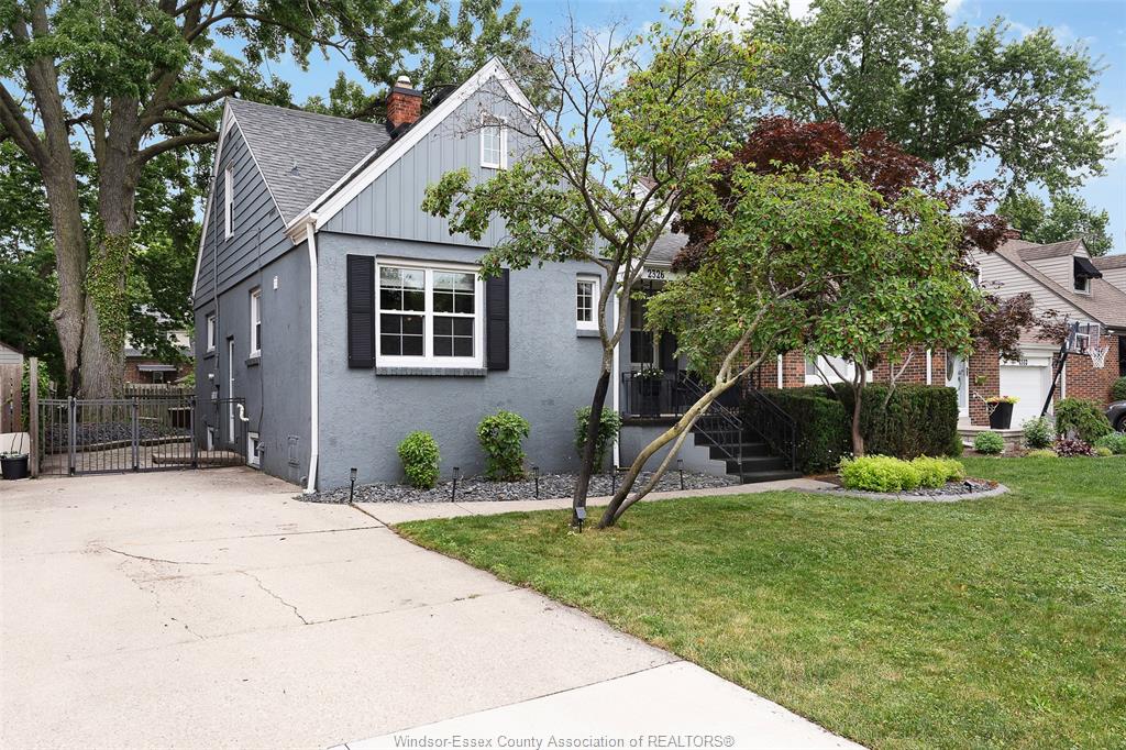 MLS# 26014133: 2326 GLADSTONE Avenue, Windsor, Canada