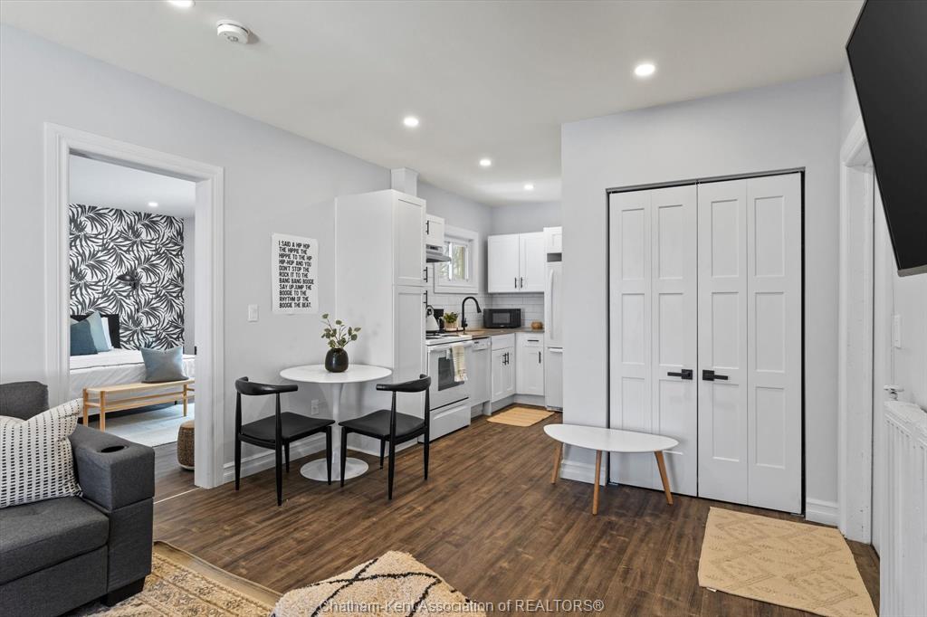 MLS# 26014639: 135 WILLIAM Street Unit# 4, Chatham, Canada