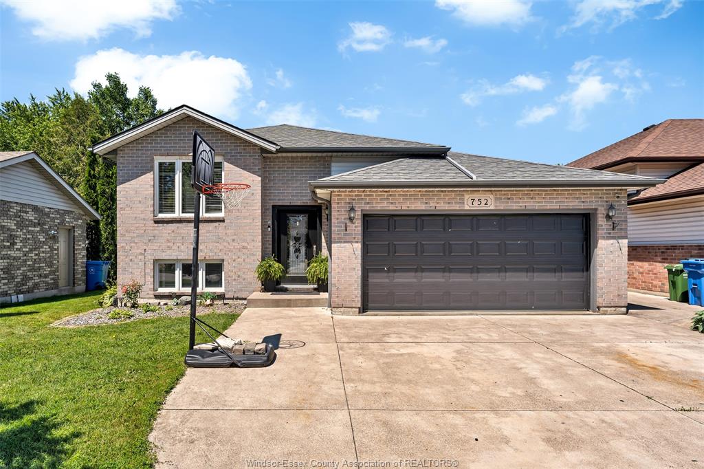MLS# 26015003: 752 HELENA Crescent, Belle River, Canada