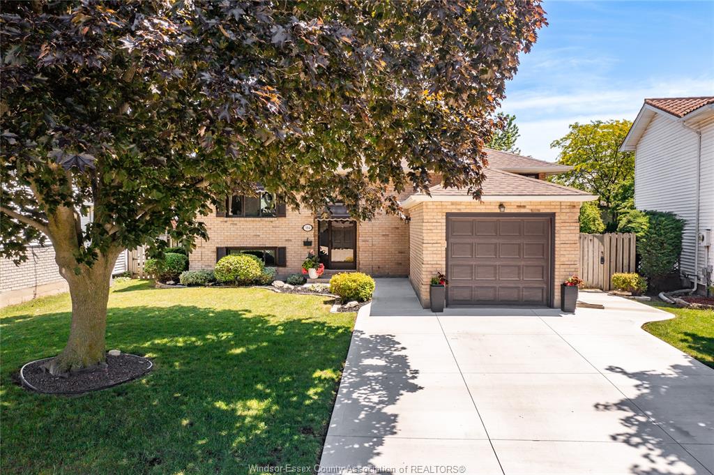 MLS# 26014586: 384 AMBERLY Crescent, Tecumseh, Canada