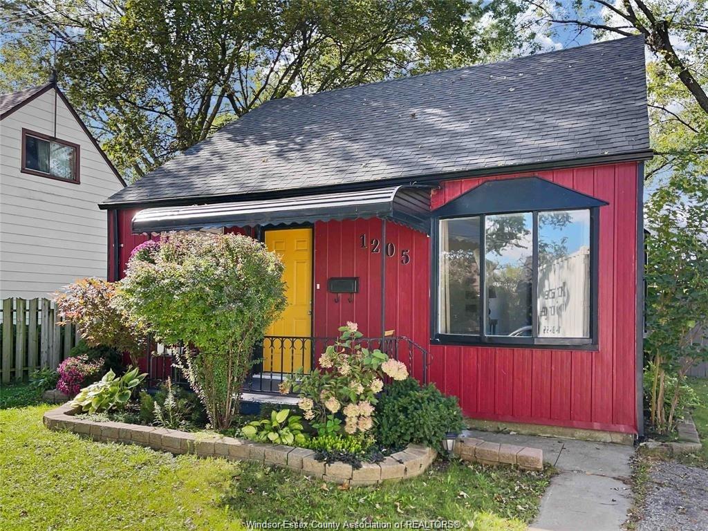 MLS# 26015127: 1205 OAK Avenue, Windsor, Canada