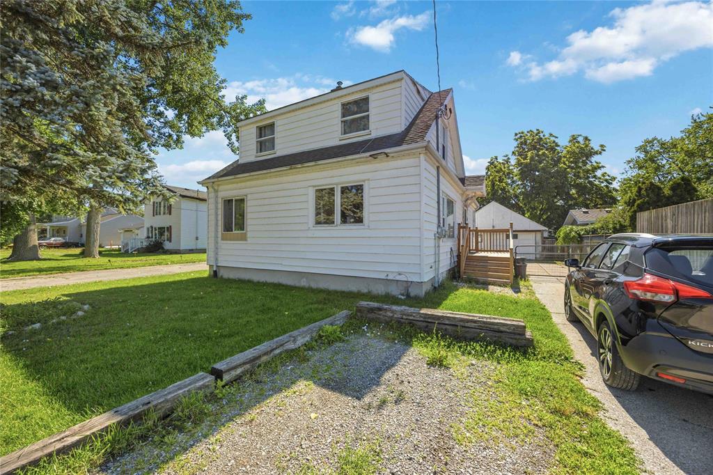 MLS# 26015147: 2012 Wayne Avenue, Sarnia, Canada
