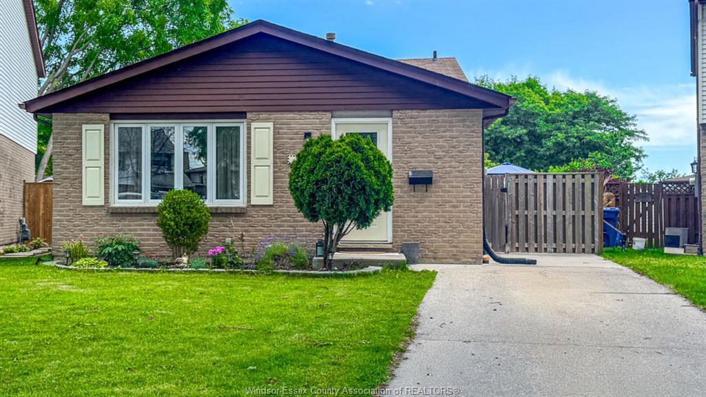 MLS# 26015166: 1343 LEAFIELD, Windsor, Canada