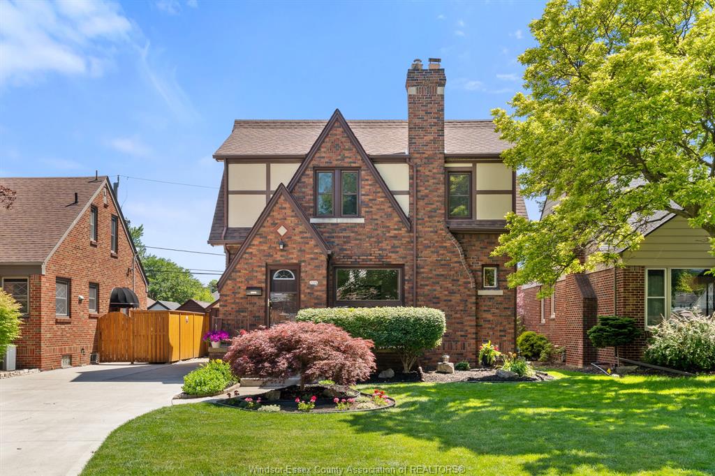 MLS# 26015230: 2226 Gladstone Avenue, Windsor, Canada