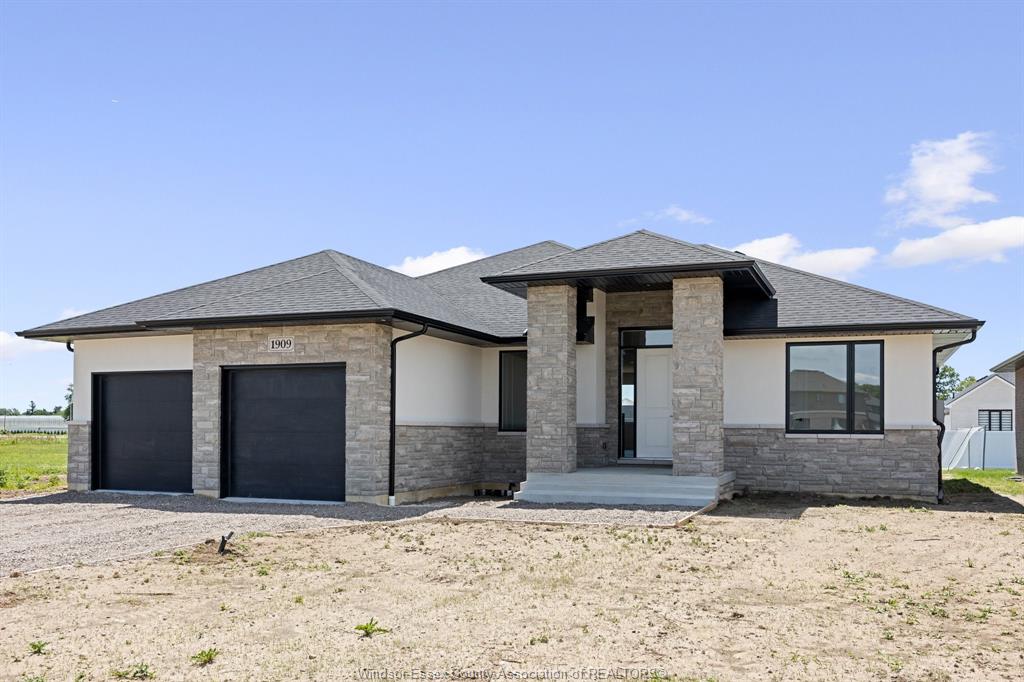 MLS# 26015329: 1909 SANNITA Avenue, Kingsville, Canada