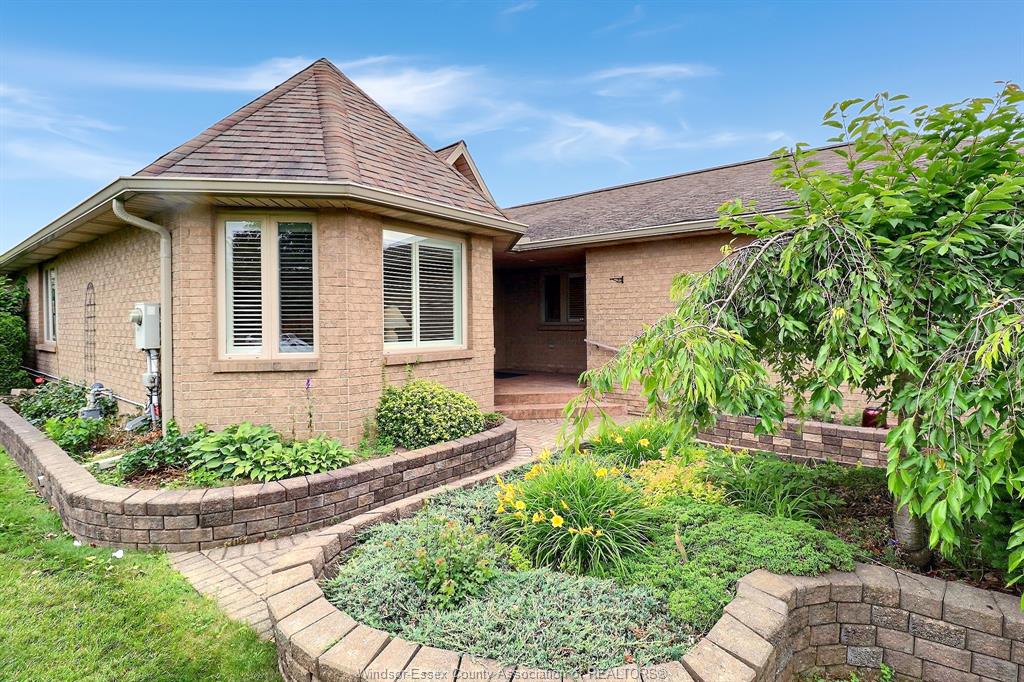 MLS# 26015483: 1099 IMPERIAL Crescent, Windsor, Canada