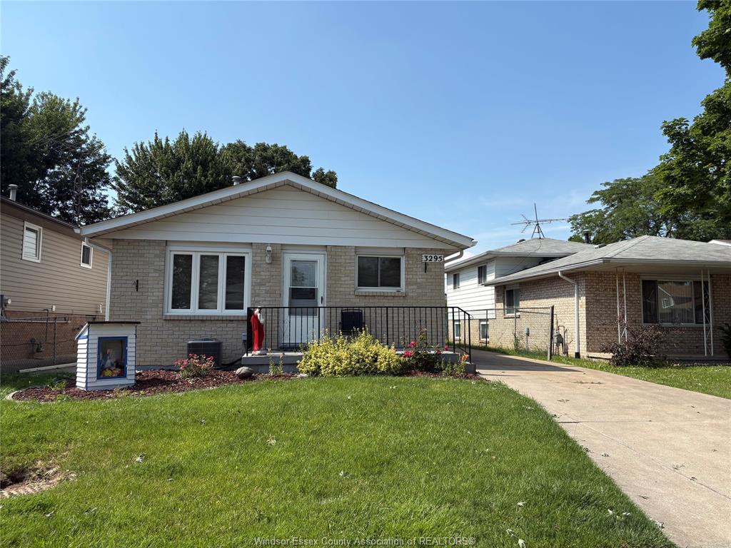MLS# 26016104: 3295 Aurora, Windsor, Canada