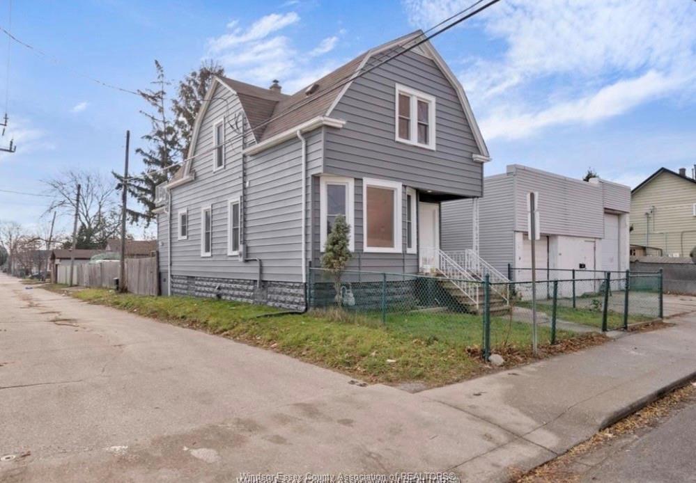 MLS# 26016185: 637 TUSCARORA, Windsor, Canada