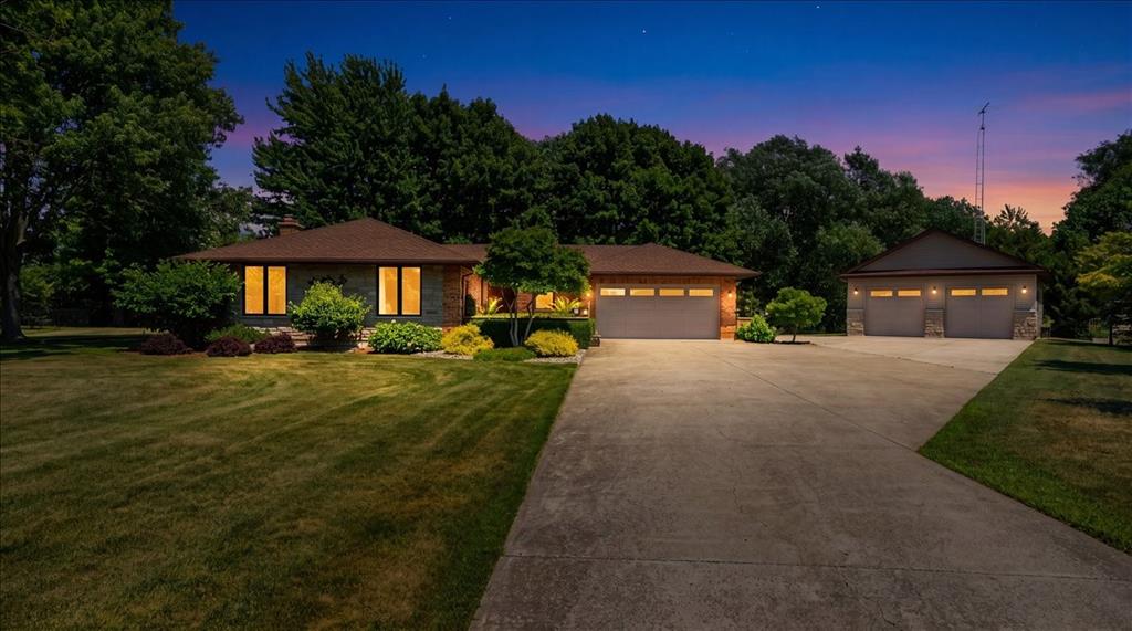 MLS# 26016437: 4350 BLUEPOINT Drive, Plympton-Wyoming, Canada