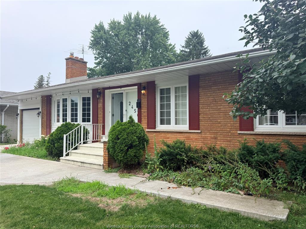MLS# 26017661: 2450 ACADEMY Drive Unit# MAIN FLOOR, Windsor, Canada