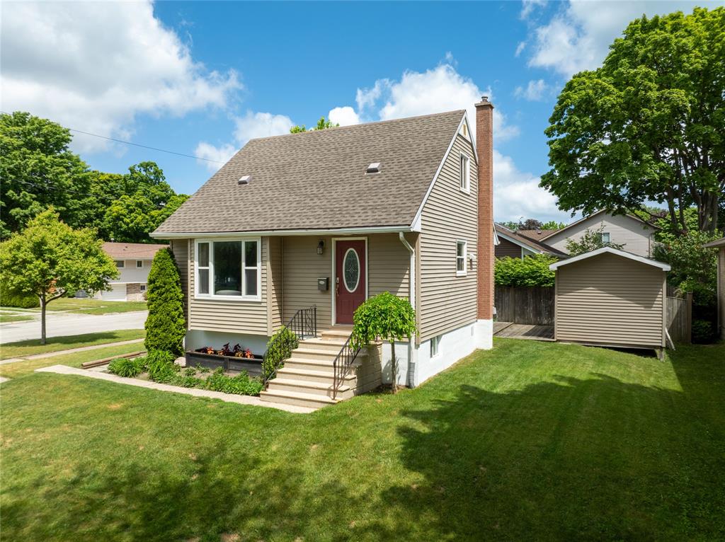 MLS# 26017265: 702 MICHIGAN Avenue, Point Edward, Canada