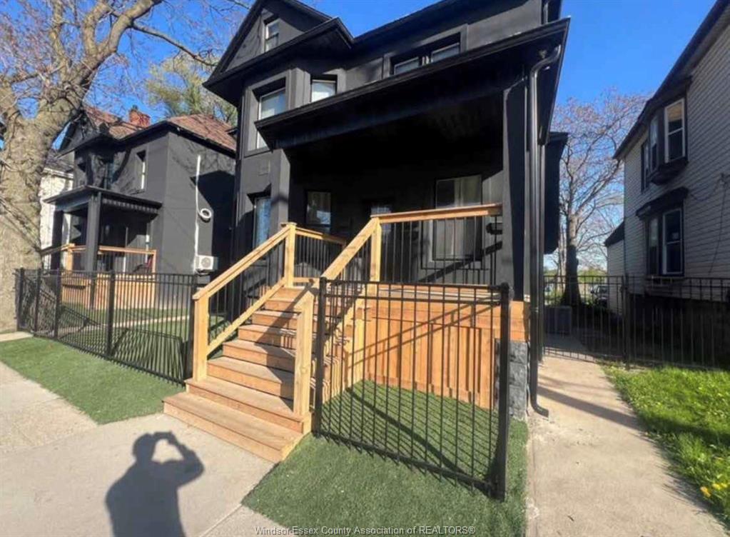 MLS# 26017729: 429 WYANDOTTE  Unit# MAIN, Windsor, Canada