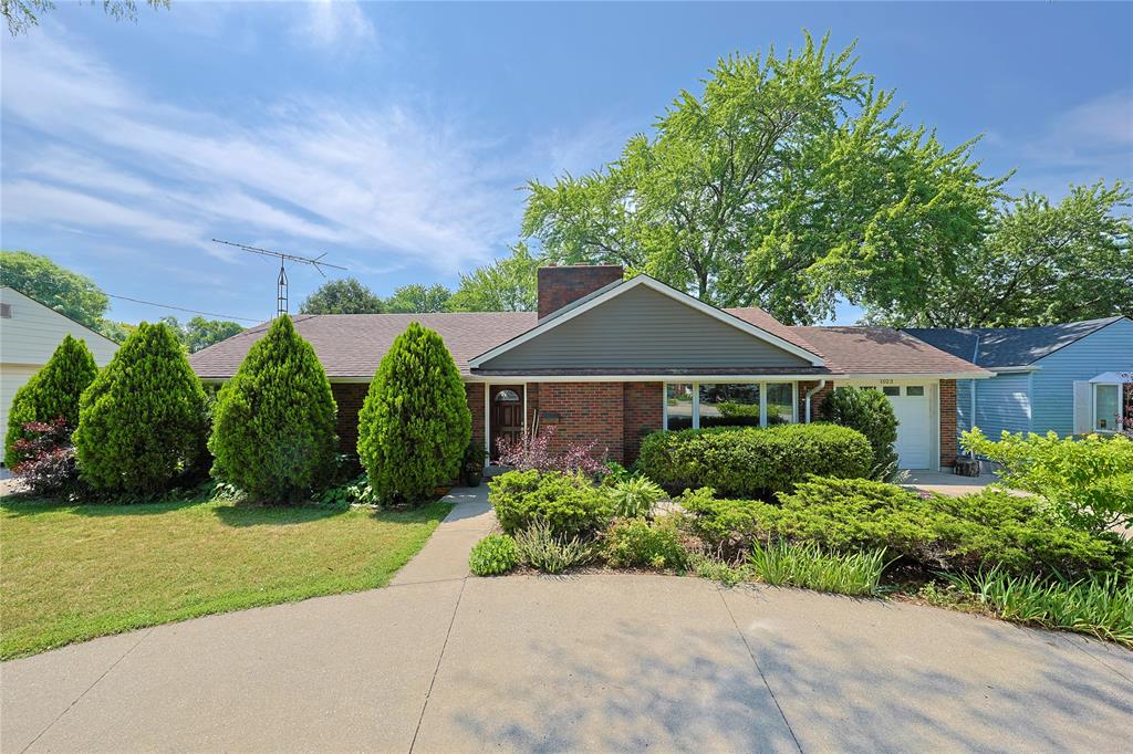 MLS# 26017749: 1023 London Road, Sarnia, Canada
