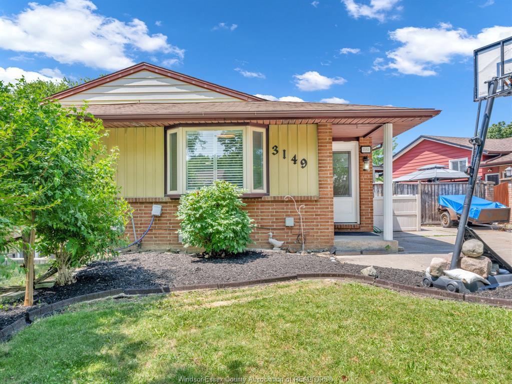 MLS# 26018026: 3149 ELMWOOD Crescent, Windsor, Canada