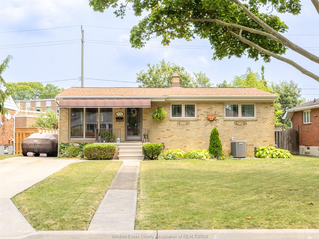 MLS# 26018120: 976 WATSON, Windsor, Canada