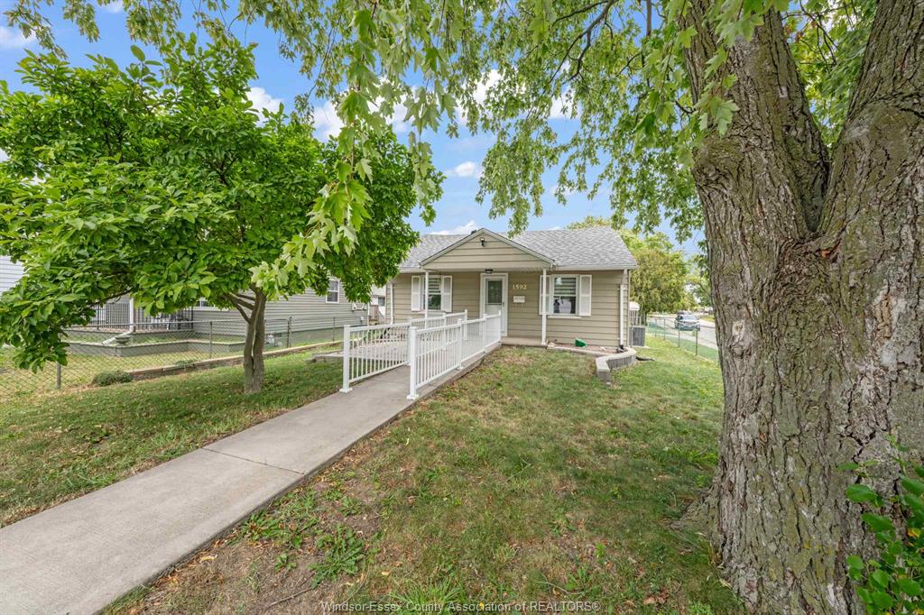 MLS# 26018594: 1592 Prince Road, Windsor, Canada