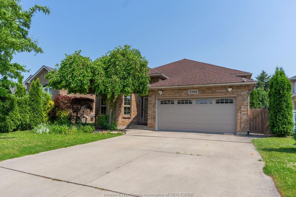 MLS# 26018874: 1544 IMPERIAL Crescent, Windsor, Canada