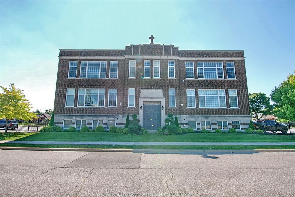 MLS# 26019098: 647 Irvine Avenue Unit# 301, Windsor, Canada