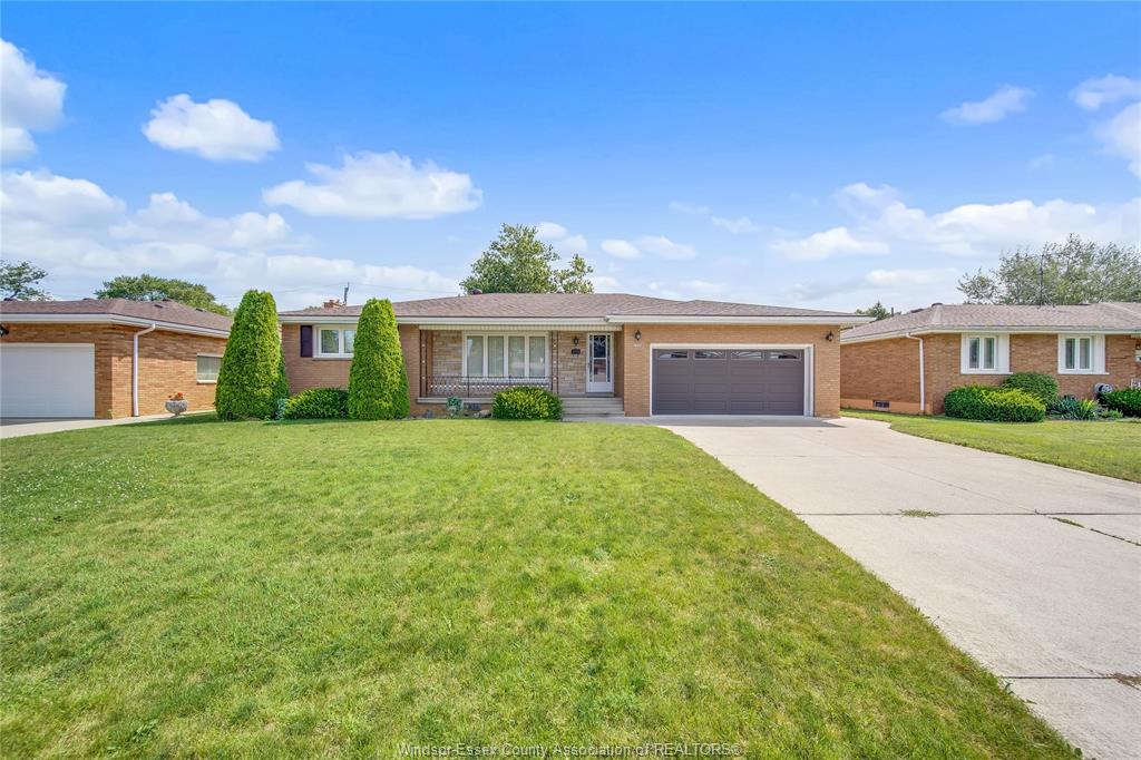 MLS# 26020026: 2506 LONGFELLOW Avenue, Windsor, Canada