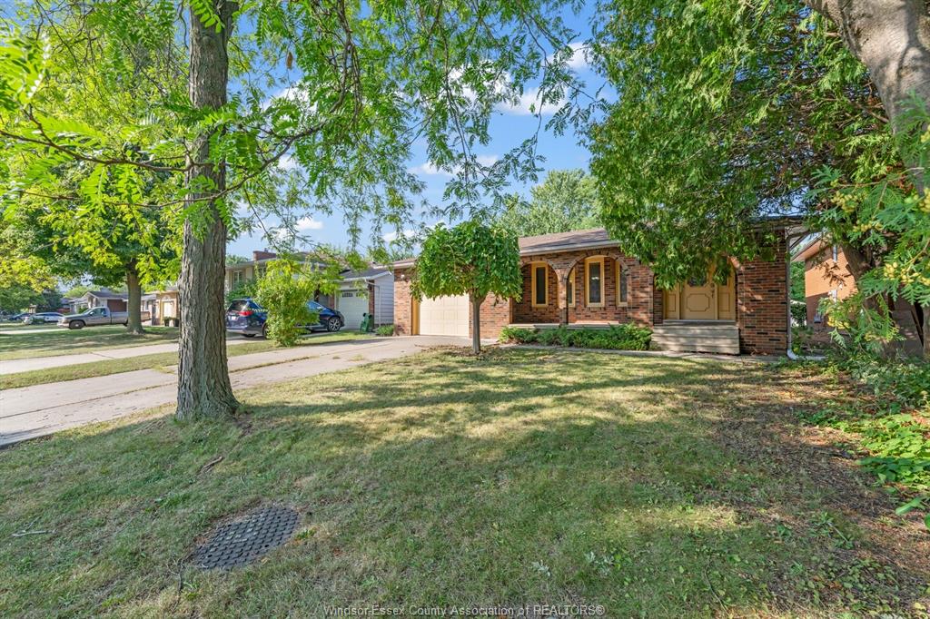MLS# 26020641: 3003 REGIS Avenue, Windsor, Canada