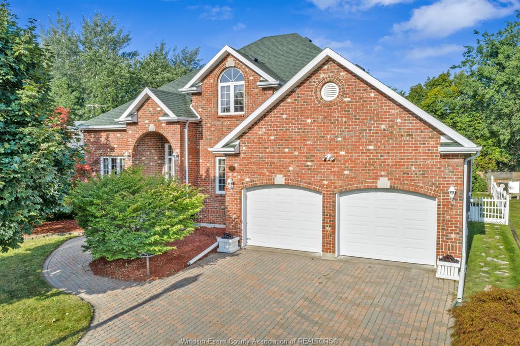 MLS# 26020649: 555 CHRISTINA Crescent, Windsor, Canada