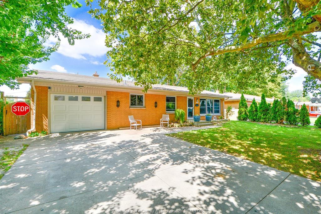 MLS# 26020845: 116 QUEENS Avenue, Leamington, Canada